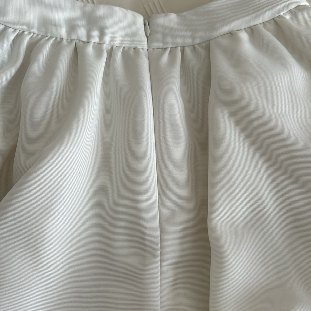 IVORY CREPE EXPRESS MINI SKIRT WITH BEAUTIFUL LACE HEM TRIM. - Picture 5 of 5